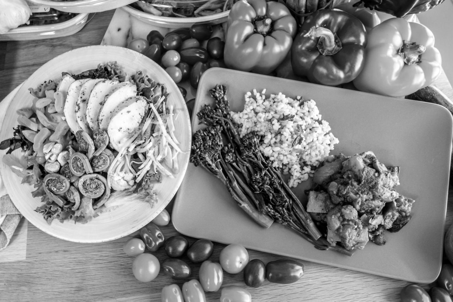 Especialistas en nutrición vegetariana trabajando con ingredientes frescos y saludables